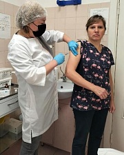 Сотрудники ЛОГБУ "Выборгский КЦСОН" в числе первых прошли вакцинацию против гриппа